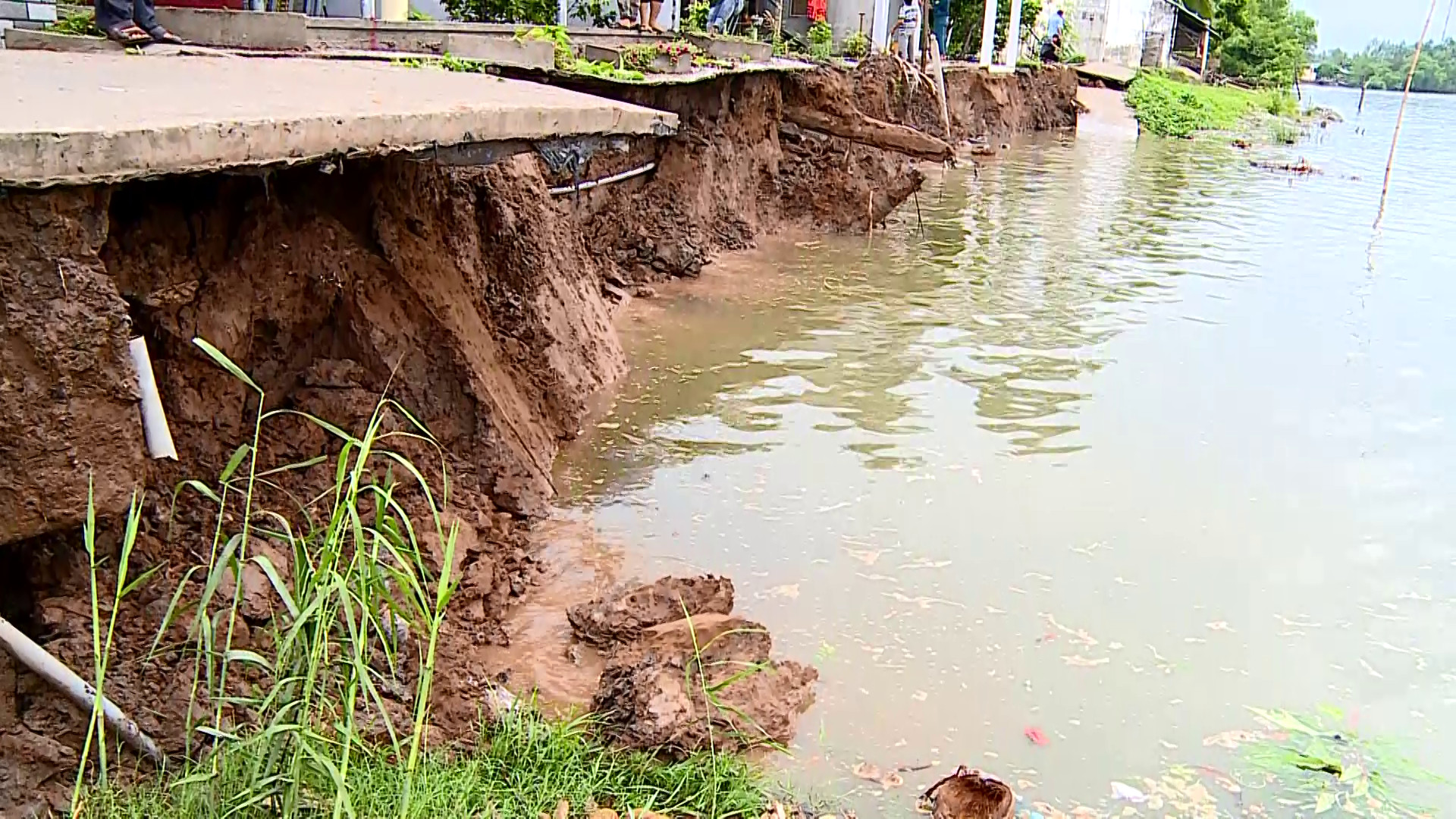 Sạt lở nghiêm trọng tại doi Thừa Thiên, 3 căn nhà có nguy sụp xuống sông - Ảnh 5.