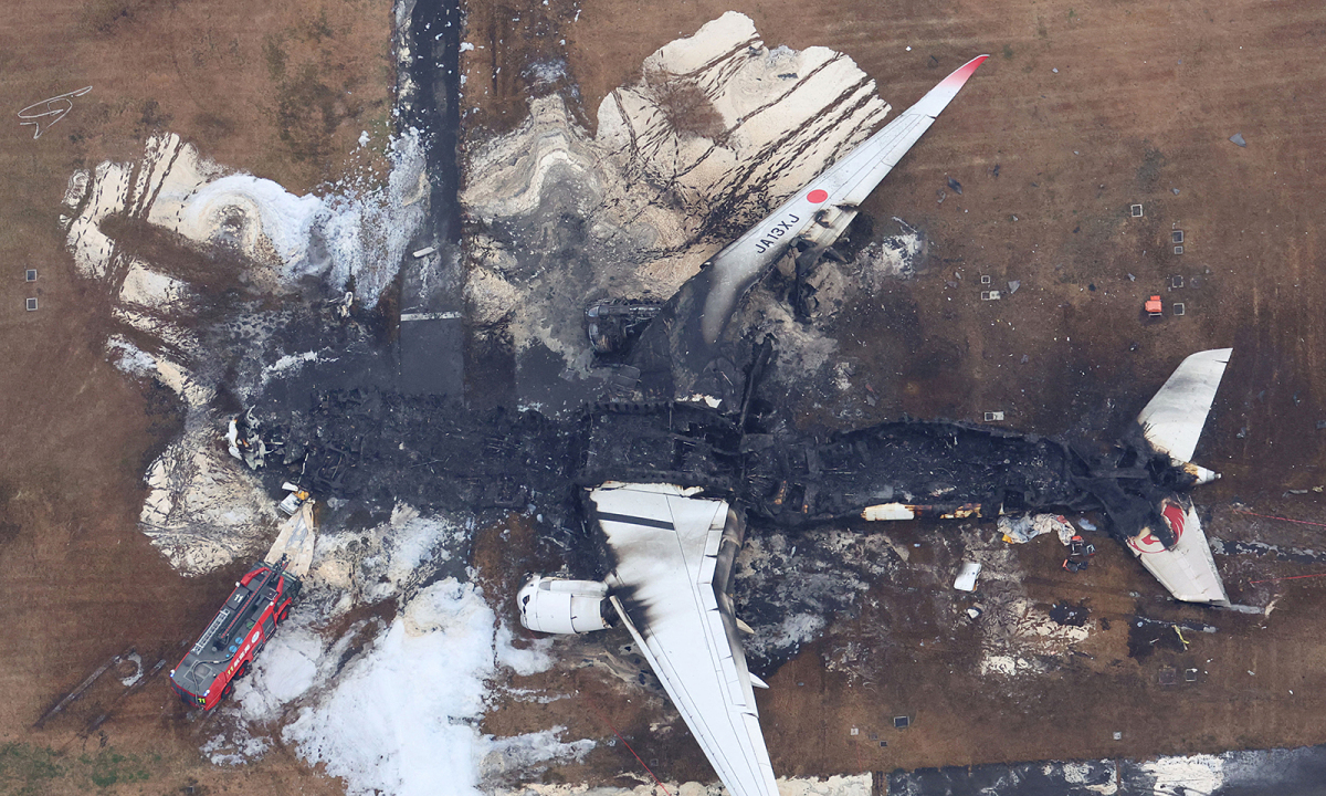 Wie japanische Flugbegleiter Passagiere aus einem brennenden Flugzeug evakuierten