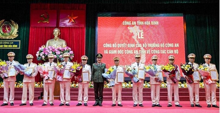 Giám đốc Công an tỉnh Hòa Bình Đỗ Thanh Bình trao các quyết định. (Ảnh: Công an Hòa Bình).