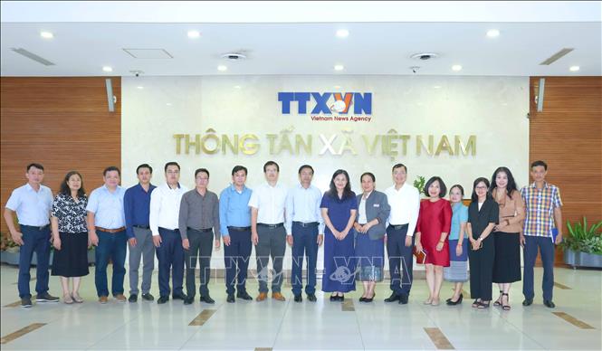 Thông tấn xã Việt Nam chia sẻ kinh nghiệm trong chuyển đổi số báo chí với báo Pasaxon (Lào)