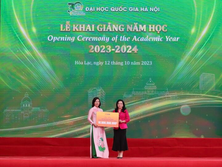 លោកស្រី Ngo Thu Ha អគ្គនាយកនៃ SHB តំណាងឱ្យ SHB Financial Support and Talent Incubation Fund ប្រគល់ថវិកាចំនួន 10 ពាន់លានដុងដល់សាកលវិទ្យាល័យជាតិហាណូយ។