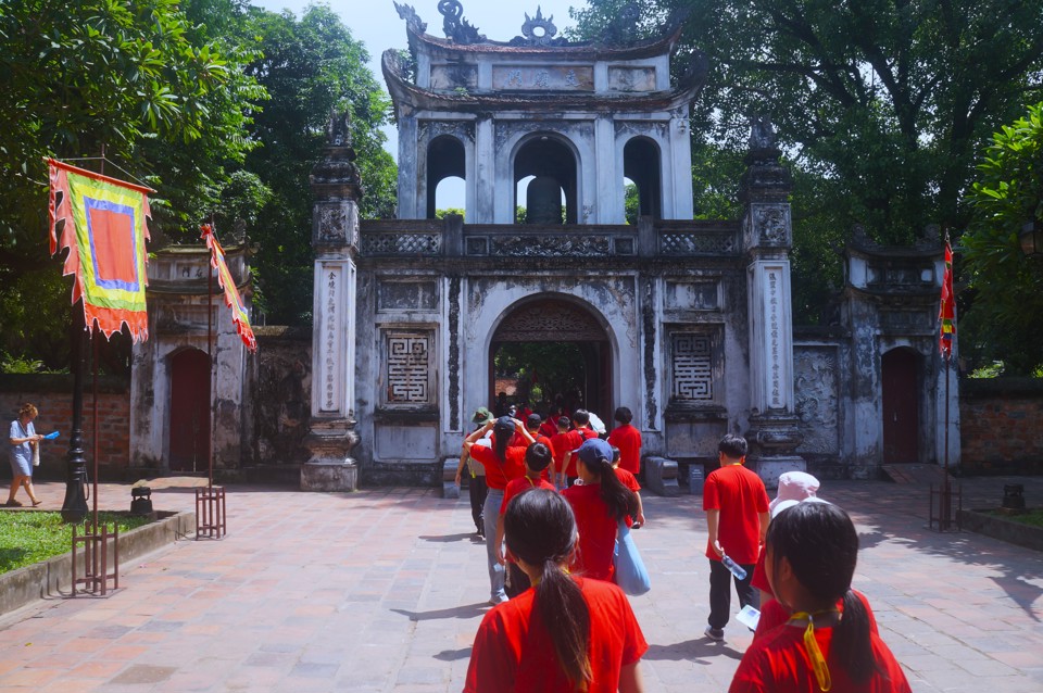 គណៈប្រតិភូគ្រូបង្រៀន និងកុមារវៀតណាមនៅឯបរទេសនៅប្រទេសកូរ៉េ បានទៅទស្សនាប្រាសាទអក្សរសាស្ត្រ Quoc Tu Giam។ រូបថត៖ វៀតអាញ់