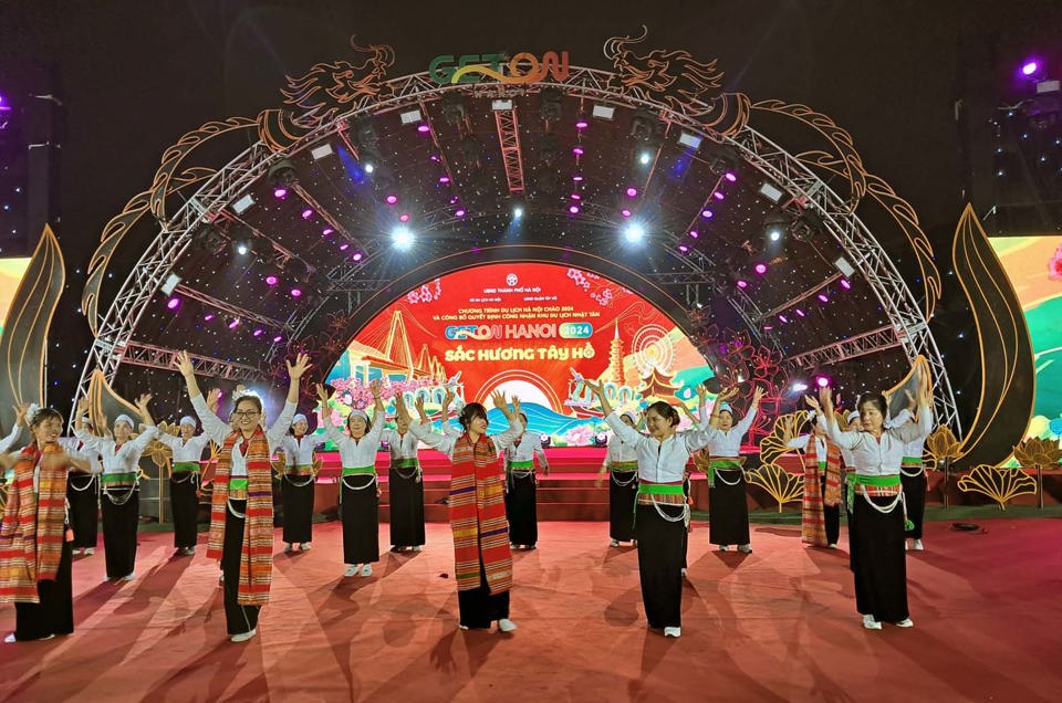 Kunstperformance im Rahmen des „Ha Noi Tourism“-Programms Machen Sie mit bei Hanoi 2024 – Machen Sie mit bei Hanoi 2024“. Foto: Hoai Nam