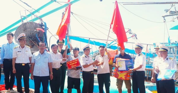 Navy Region 4 presents national flags and provides free medical examinations to hundreds of fishermen in Ninh Thuan