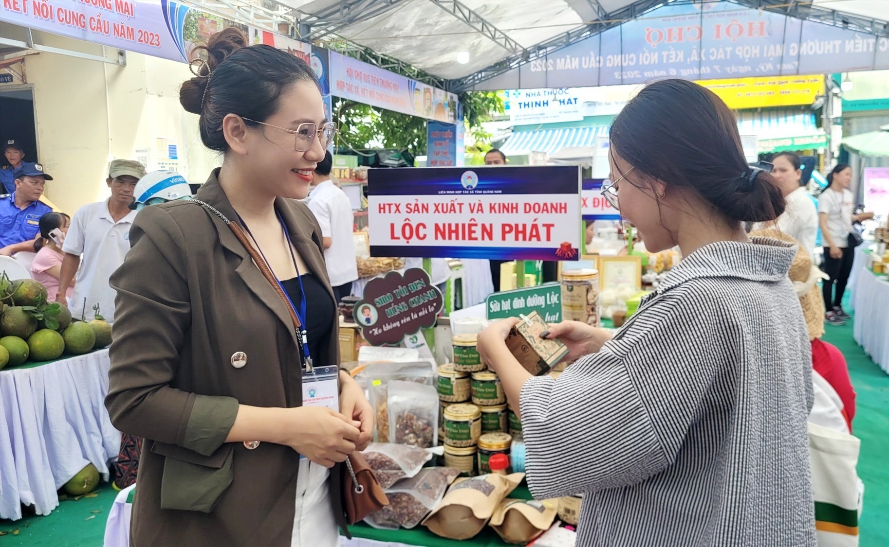 The black garlic lemon basil syrup product is trusted by many pregnant mothers and mothers with young children. Photo: M.L