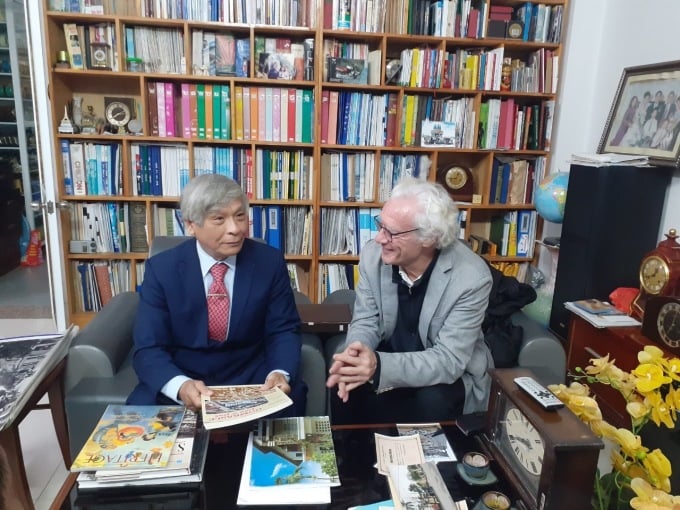 คุณ Thierry Van de Wyngaert ประธานสถาบันสถาปัตยกรรมฝรั่งเศส เข้าเยี่ยมชมและหารือกับคุณ Tue ในปี 2022 ภาพ: NVCC