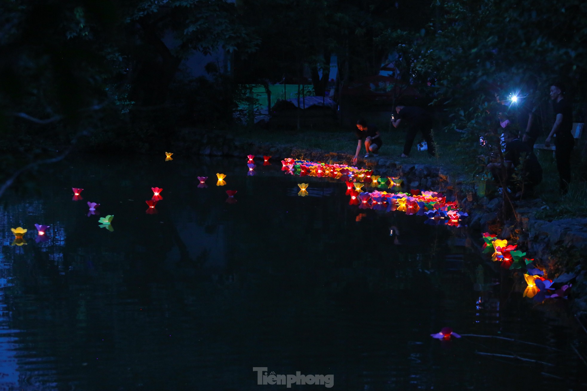 People in the capital release flower lanterns to show their gratitude during Vu Lan festival photo 22