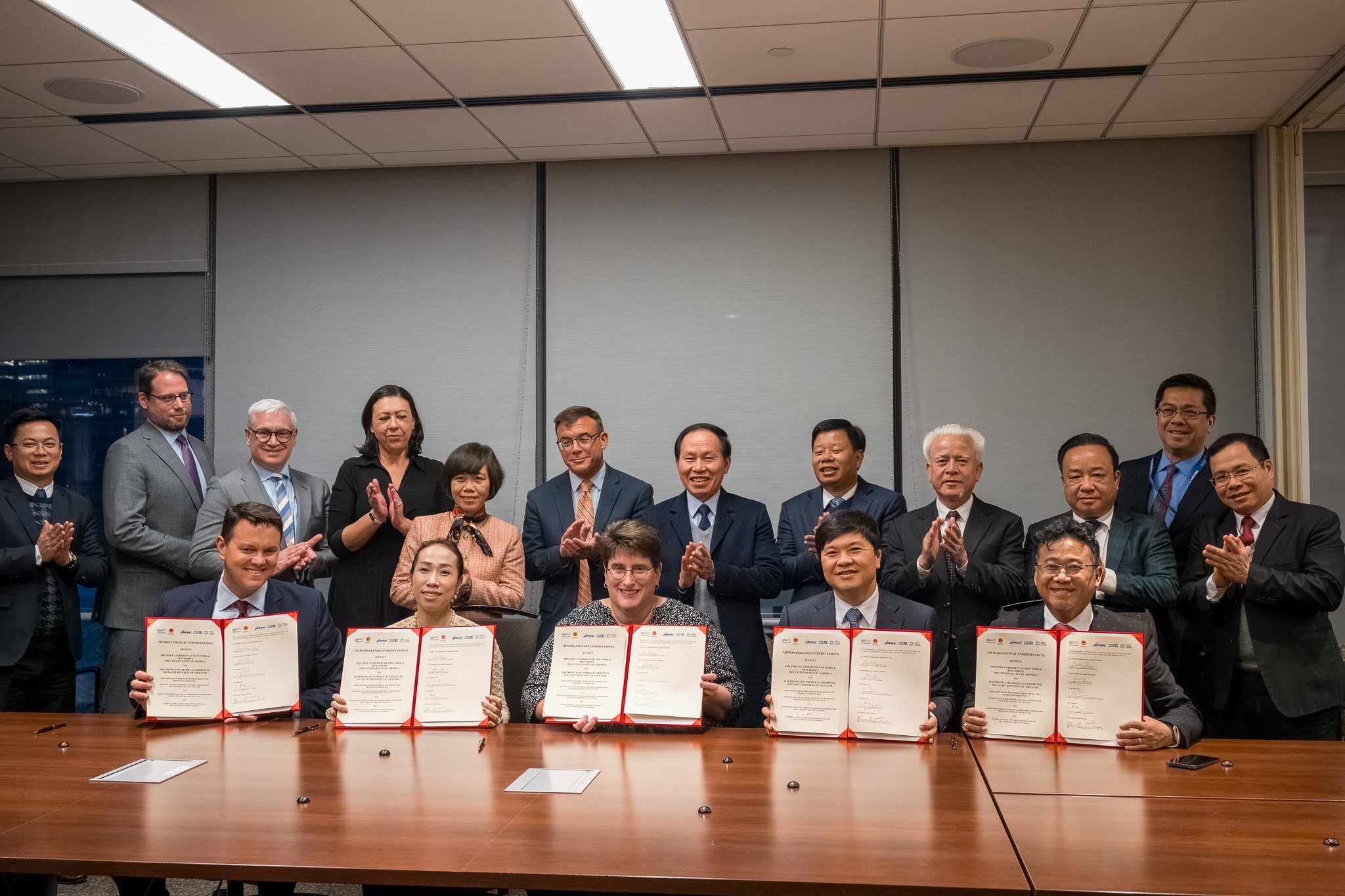 การท่าเรือแห่งนิวยอร์กและนิวเจอร์ซีย์จับมือกับเมืองไฮฟองและนักลงทุนสหรัฐ-เวียดนามเพื่อพัฒนาโครงสร้างพื้นฐานในไฮฟอง