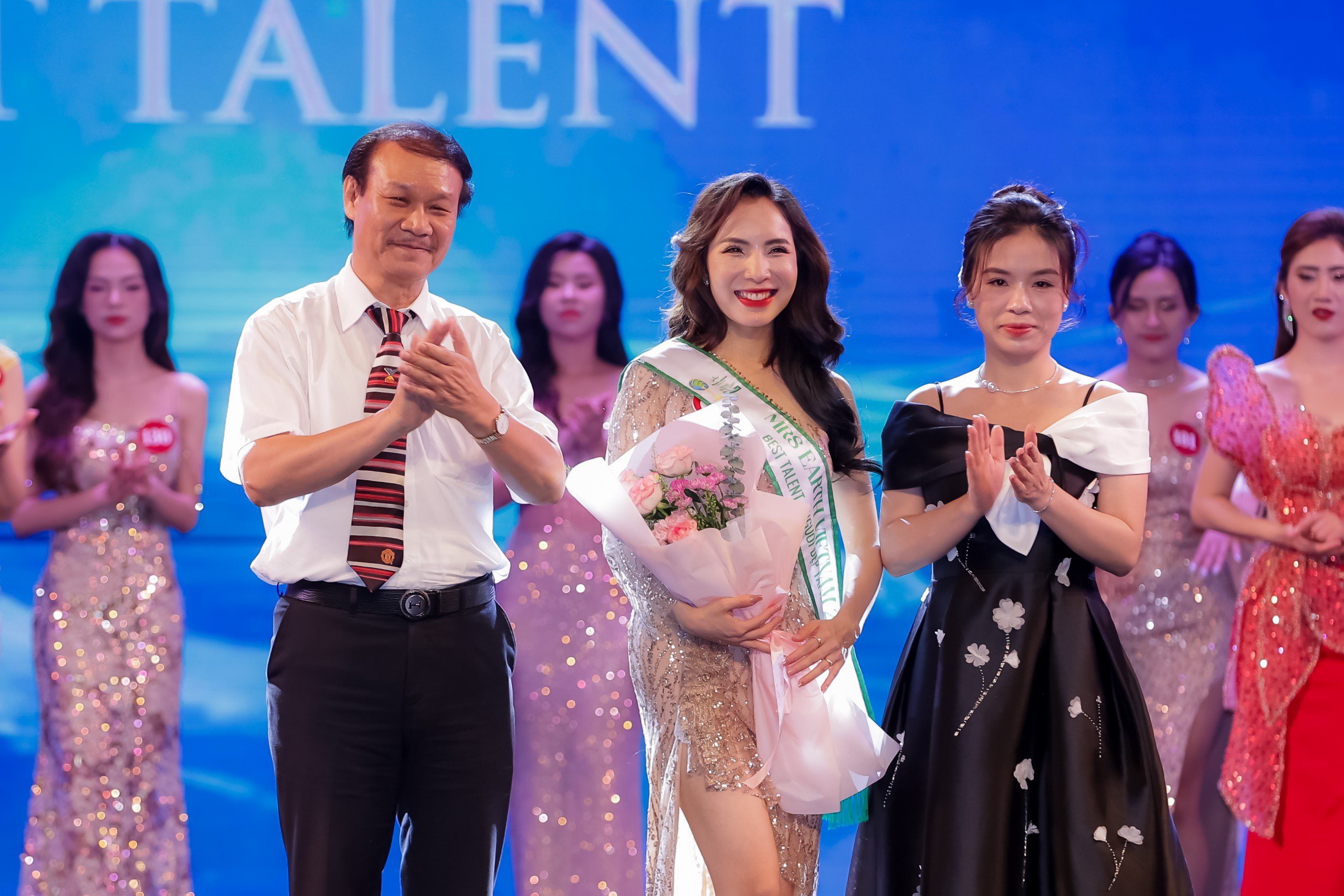 Lehrerin aus Hanoi gewinnt den Talented Beauty Award bei Miss Earth Vietnam 2024 -0
