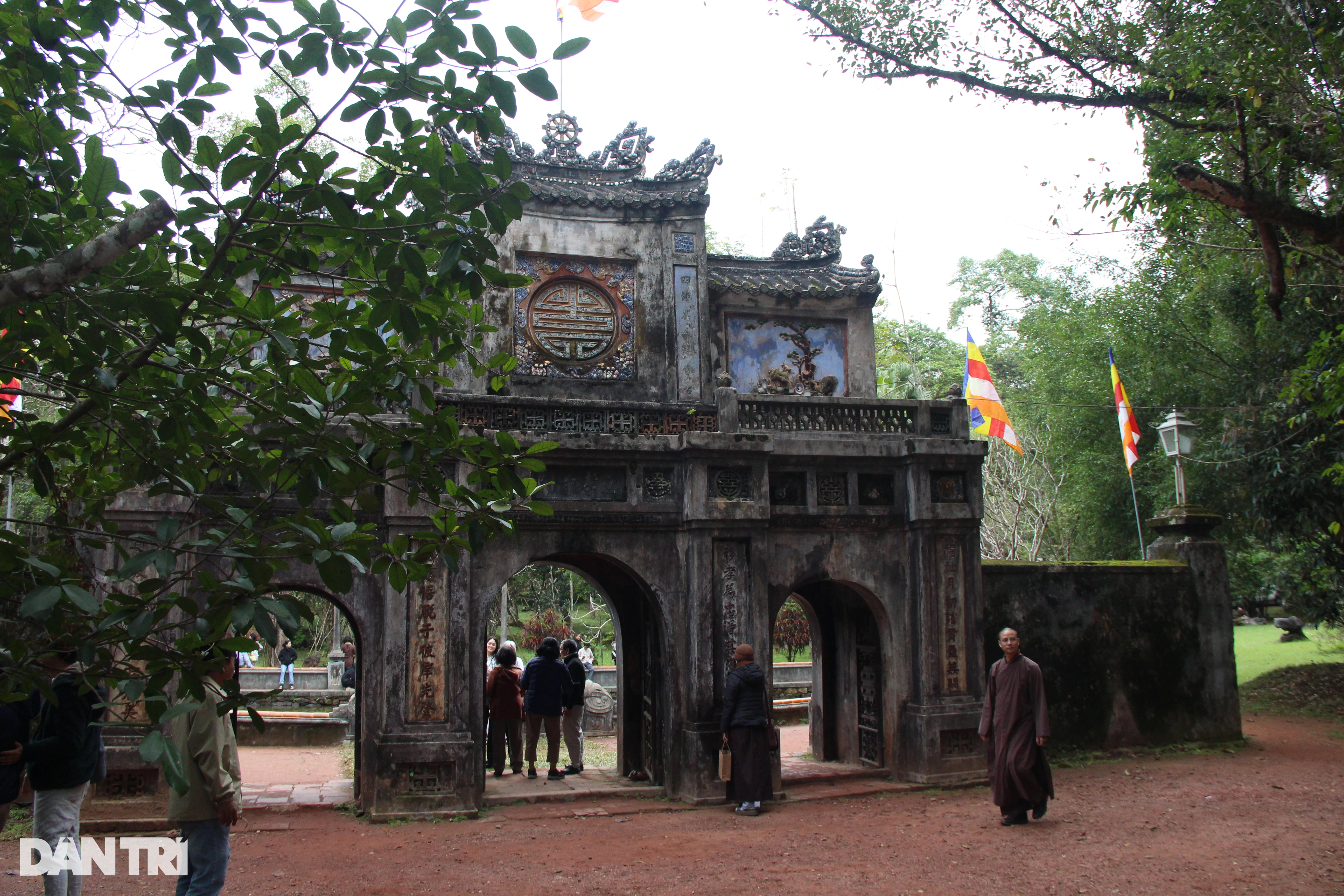 Besuchen Sie den alten Tempel, der für seine Geschichte der kindlichen Frömmigkeit berühmt ist, in der Vu Lan-Saison