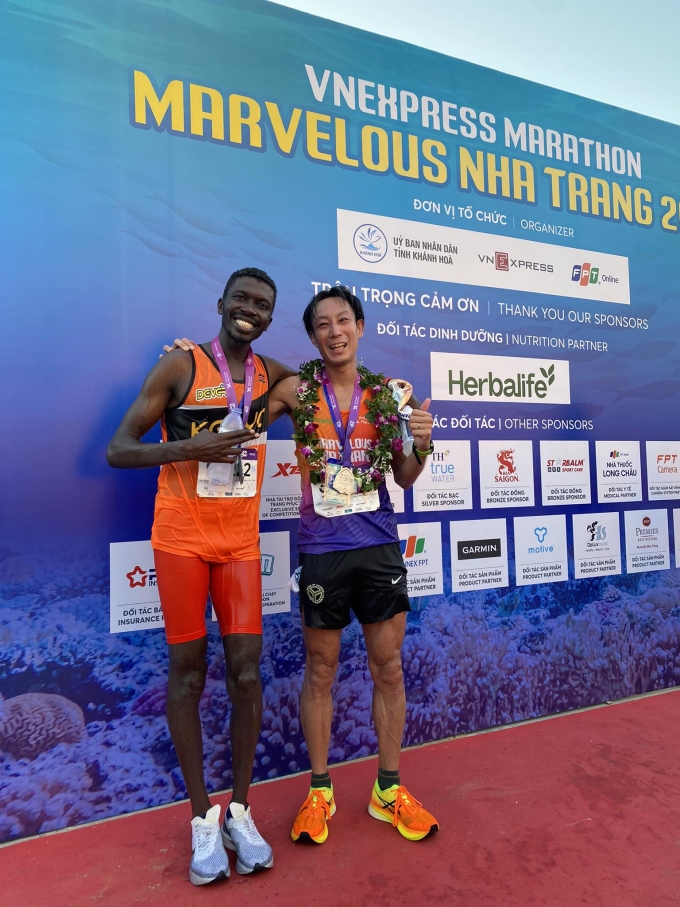 Nakajima and Chepkwony pose together after competing at the VnExpress Marathon Marvelous Nha Trang. Photo: Quynh Chi