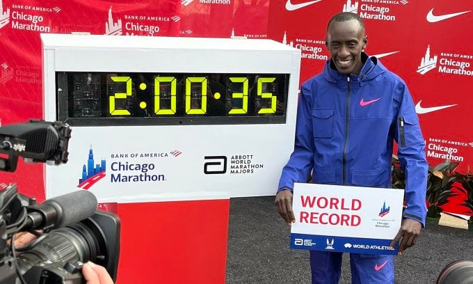 Kiptum pose avec le panneau du record du monde et son temps de 2 heures 0 minutes 35 secondes au marathon de Chicago le 8 octobre. Photo : Marathon de Chicago