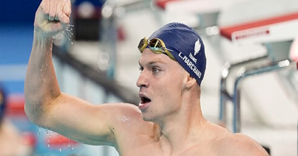 Leon Marchand dominates the 2024 Olympic blue track, how rich is he compared to Michael Phelps?