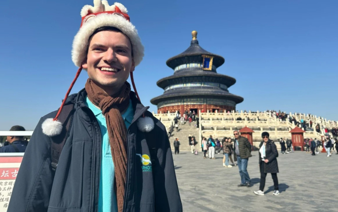 A German tourist takes a souvenir photo in front of the Temple of Heaven, a famous tourist destination in Beijing on March 20. Photo: Xinhua