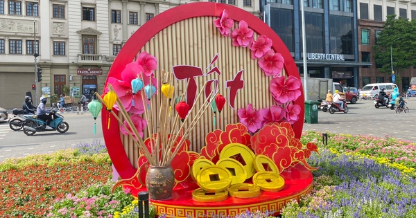 Parks and roundabouts in Ho Chi Minh City are filled with flowers to welcome the Year of the Dragon.