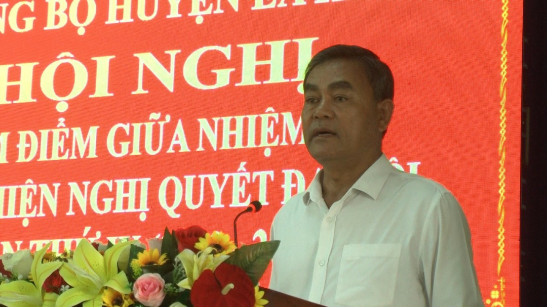 Deputy Secretary of the Provincial Party Committee Y Bier Nie gave a speech at the conference.