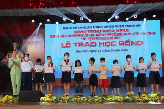 El distrito de Tan Binh otorgó 50 becas y obsequios a estudiantes en circunstancias difíciles. Foto 1