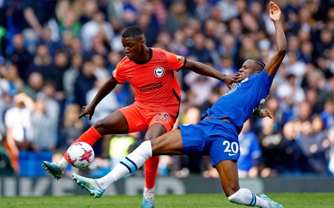 Caicedo (áo cam) tranh chấp với Denis Zakaria trong trận Brighton đấu Chelsea ở Ngoại hạng Anh mùa trước. Ảnh: Reuters