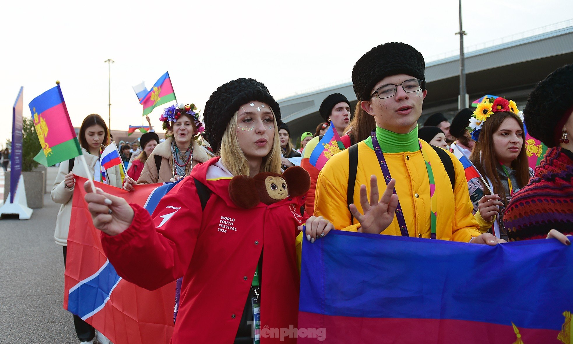 Bandera roja con estrella amarilla ondeando en el Festival Mundial de la Juventud 2024 foto 25