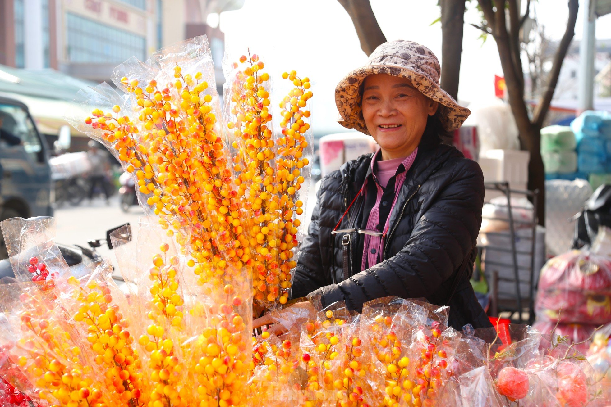 La primavera llega radiante a la calle más grande donde se venden decoraciones para el Tet en Nghe An, foto 2