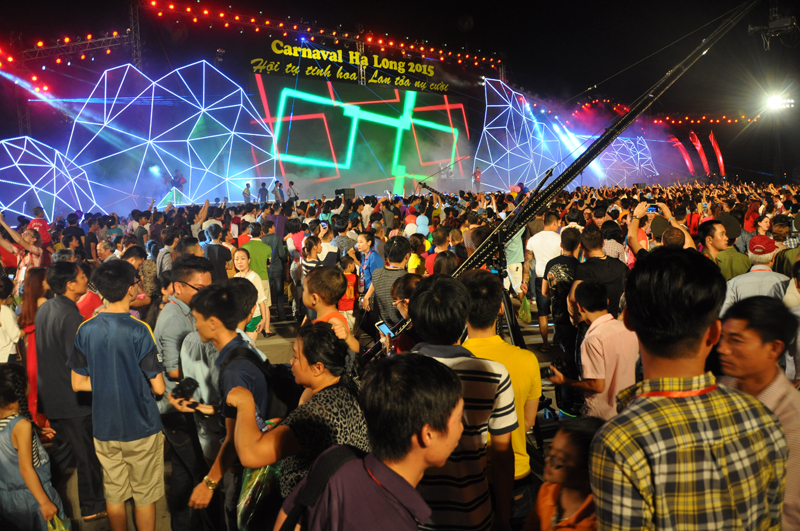 Ha Long Carnival 2015 attracts a large number of locals and tourists.