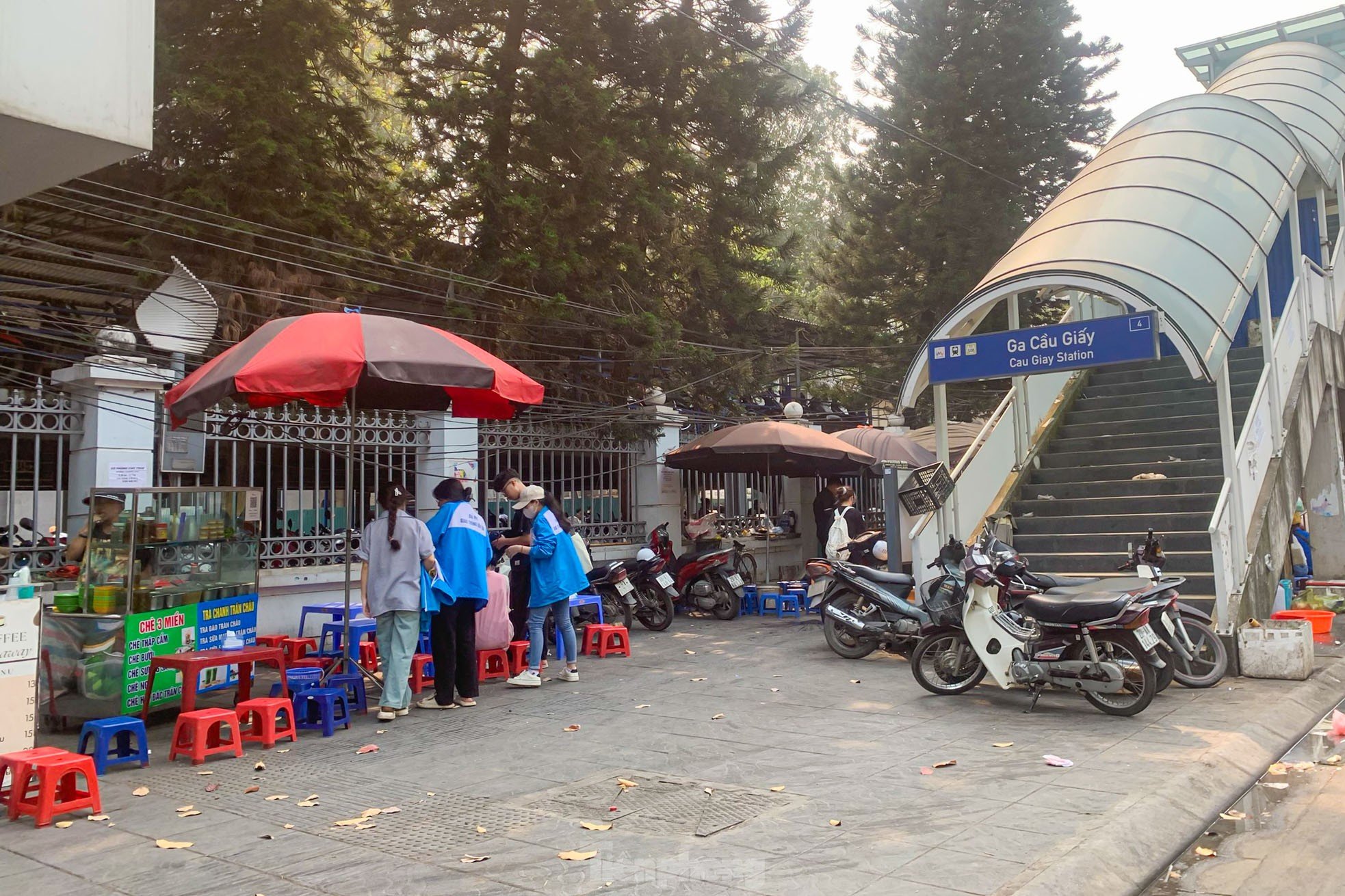 Die U-Bahn-Station Nhon-Hanoi wird gerade für die Inbetriebnahme vorbereitet. Sie ist noch immer schmutzig und voller Müll. Foto 19