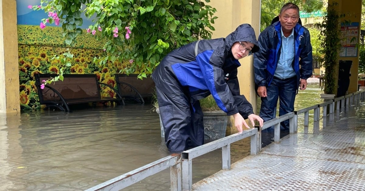 Hiệu trưởng lội nước nửa ngày, trải nệm ấm chờ người dân tránh lũ