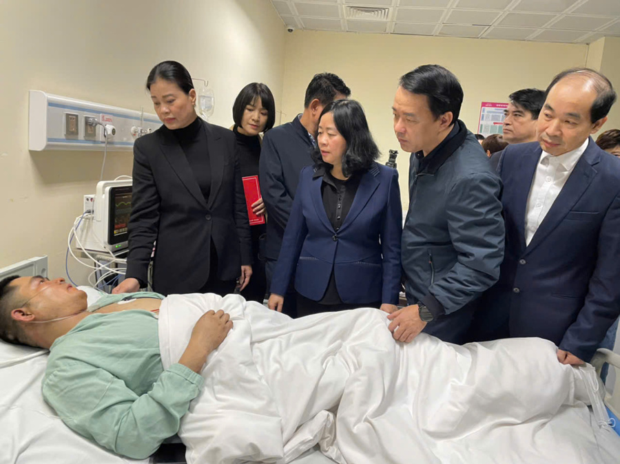 Secretary of the Hanoi Party Committee Bui Thi Minh Hoai and leaders of Bac Tu Liem District visited and encouraged the victims of the fire at the coffee shop on Pham Van Dong Street who are being treated at E Hospital.