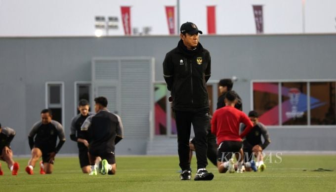 El entrenador Shin Tae-yong durante la sesión de entrenamiento de Indonesia en Turquía en enero de 2024. Foto: Kompas