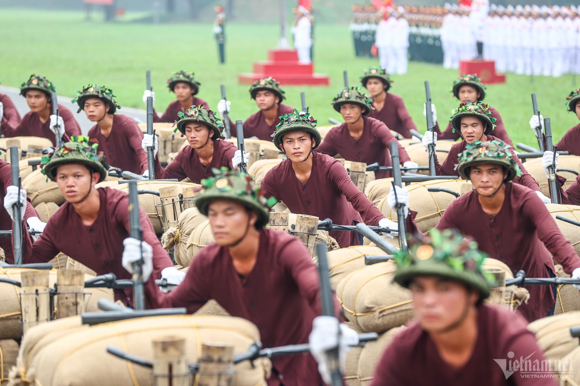 إعادة تمثيل فرقة الدراجات الأسطورية Dien Bien Phu