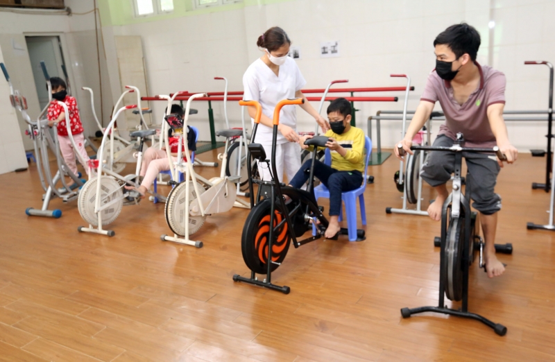 Behandlung behinderter Kinder im Thuy An Rehabilitationszentrum für Behinderte.