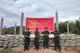 Quang Tri Border Guard supports barracks construction materials for Border Guard Company 511 (Laos)