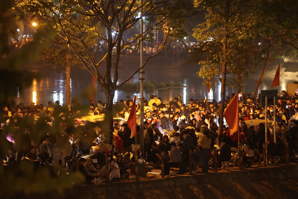 午後10時半、人々は花火を見るためにハドン地区のヴァンクアン湖に集まった。写真: ホアイ・ナム