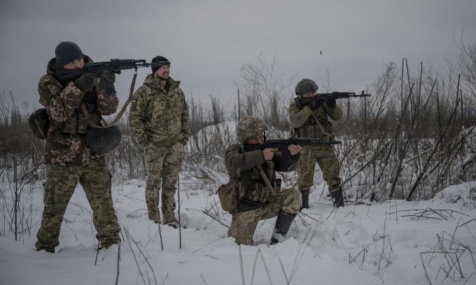 Lính Ukraine huấn luyện gần mặt trận Kupyansk ở tỉnh Kharkov hôm 21/11. Ảnh: AFP