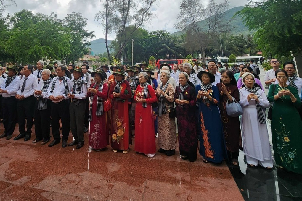 Đoàn khách đặc biệt về Côn Đảo tái hiện những màn tra tấn chày vồ, ma trắc - 2