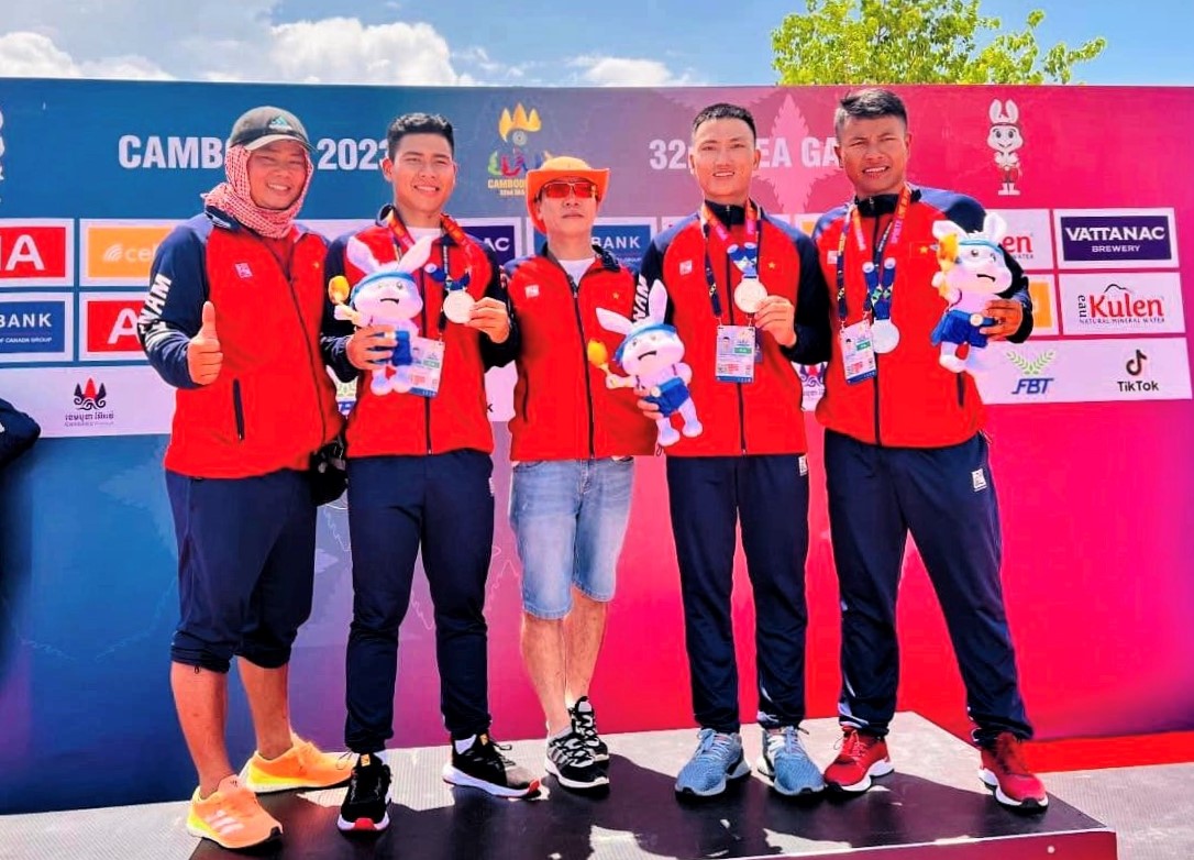 Hien Nam (ganz rechts) mit Teamkollegen und Trainerstab auf dem Podium, um bei den SEA Games 32 Medaillen entgegenzunehmen. (Foto von der Figur bereitgestellt)