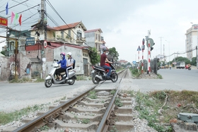 Proposal to install additional guardrails of National Highway 1 at locations with self-opened railway crossings in Hai Lang district