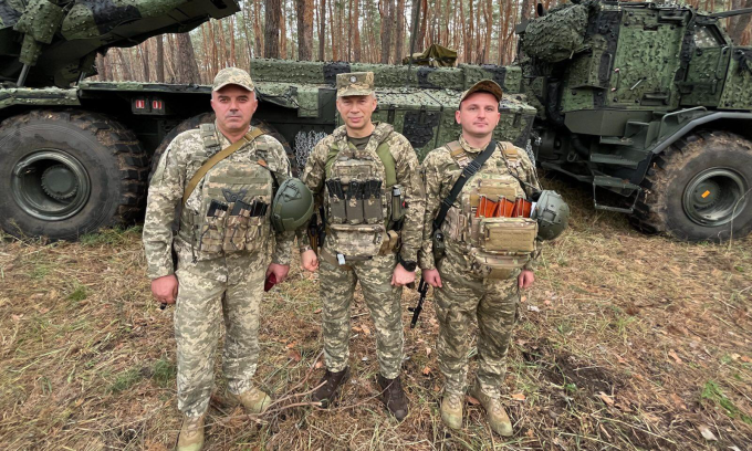 The commander of the Ukrainian army (center) and soldiers stand in front of the Archer gun in this photo released on November 3. Photo: X/Ukraine Front
