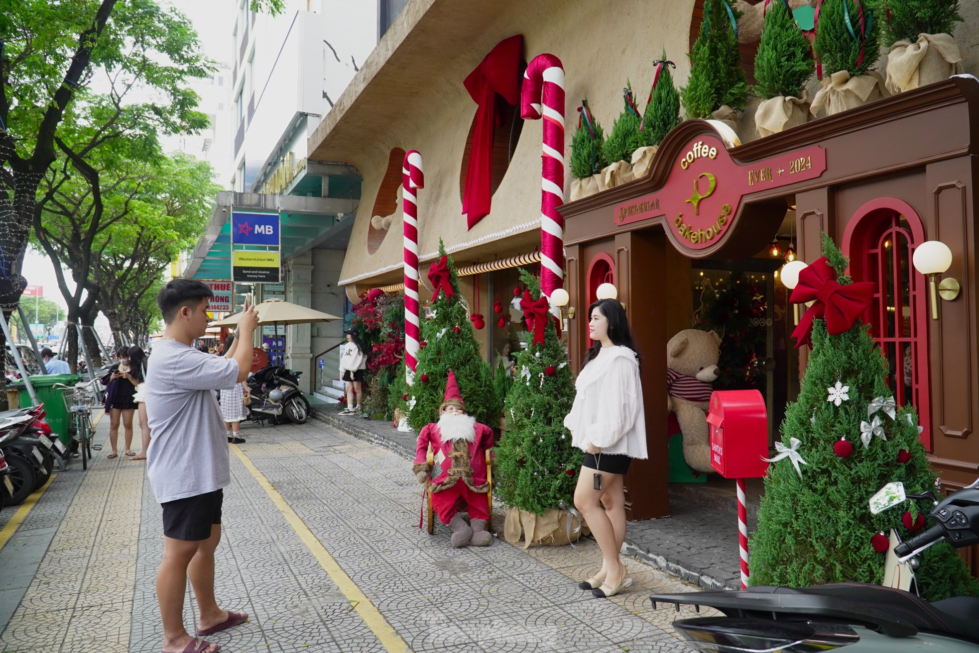 ท้องถนนถูกแต่งแต้มด้วยชุดคริสต์มาสสุดมหัศจรรย์ เยาวชนเมืองดานังแต่งตัวมาเช็คอินถ่ายรูป 1