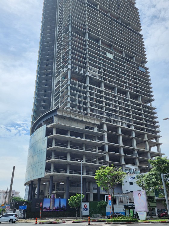 Dự án Saigon One Tower, được khởi công xây dựng từ năm 2007. Năm 2021, Công ty Viva Land mua lại, đến nay vẫn "đứng hình". Ảnh: ĐỨC TRUNG