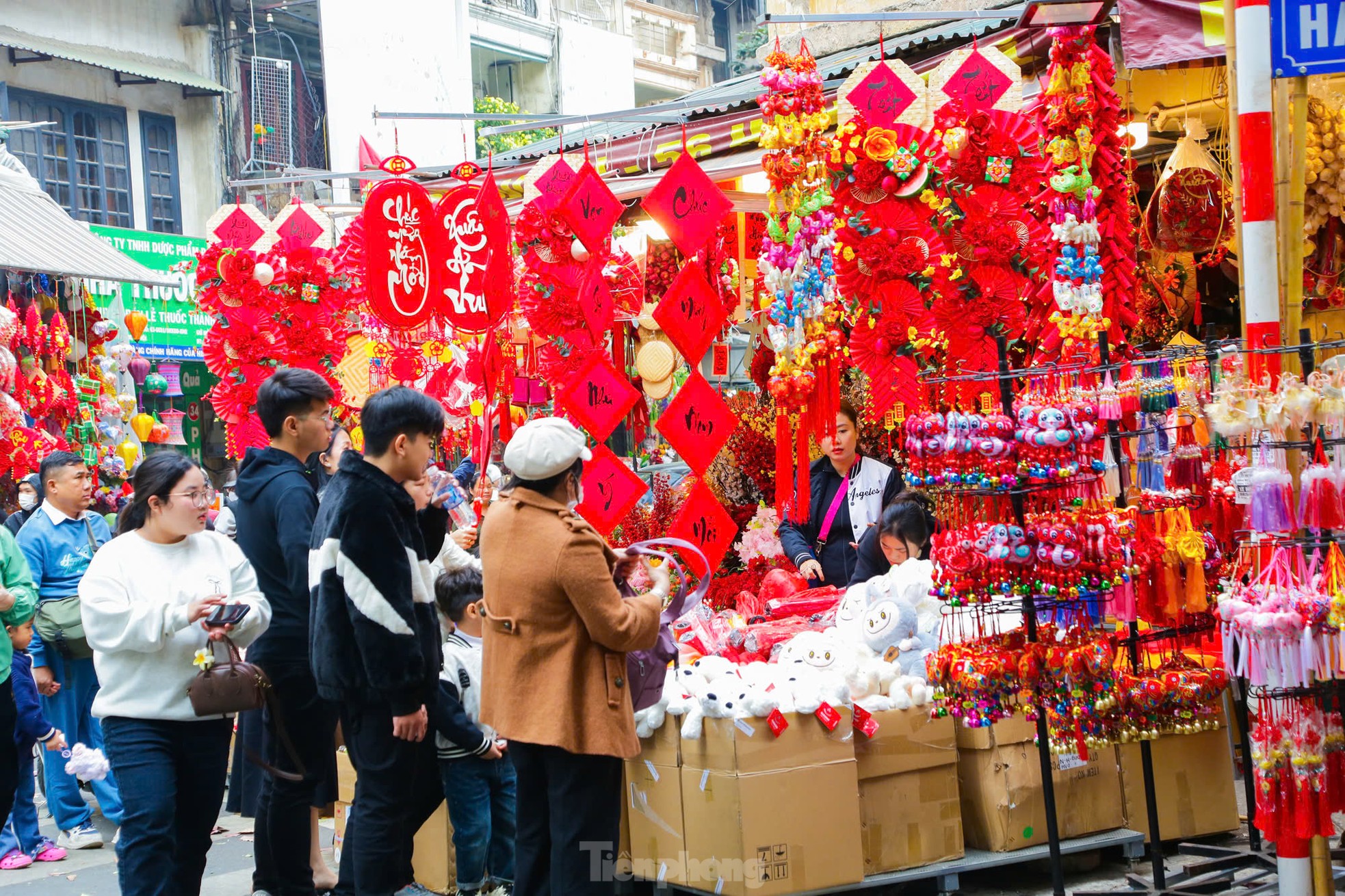 항마 거리는 음력설을 맞아 붉게 물들었다(사진 14)