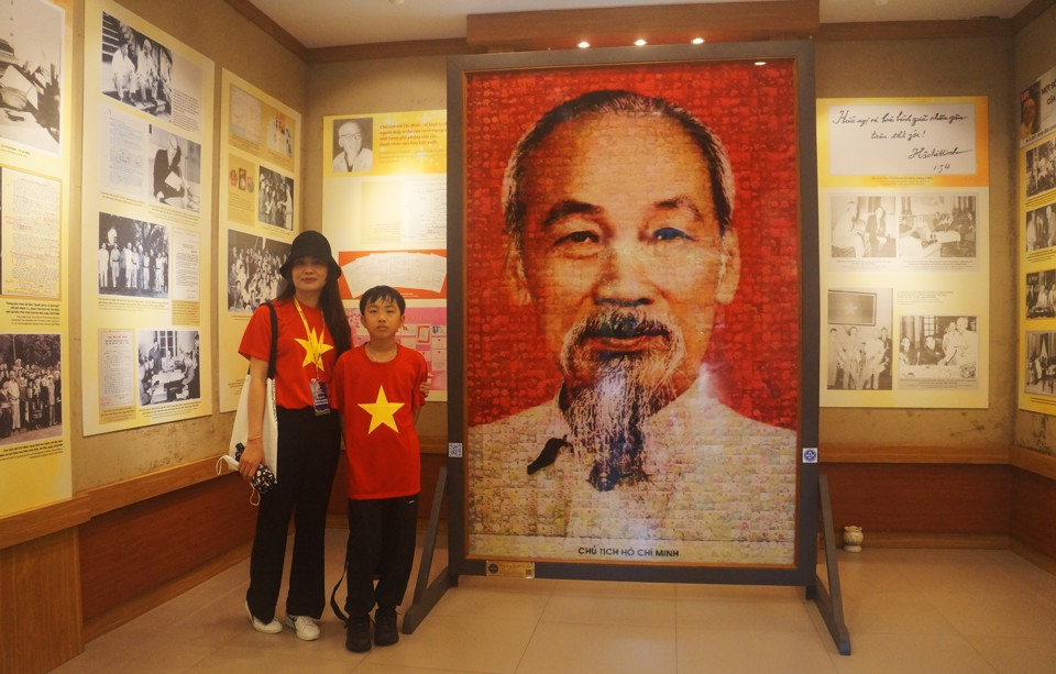 A delegation of overseas Vietnamese teachers and children in Korea visited President Ho Chi Minh's mausoleum and the Presidential Palace relic. Photo: Viet Anh