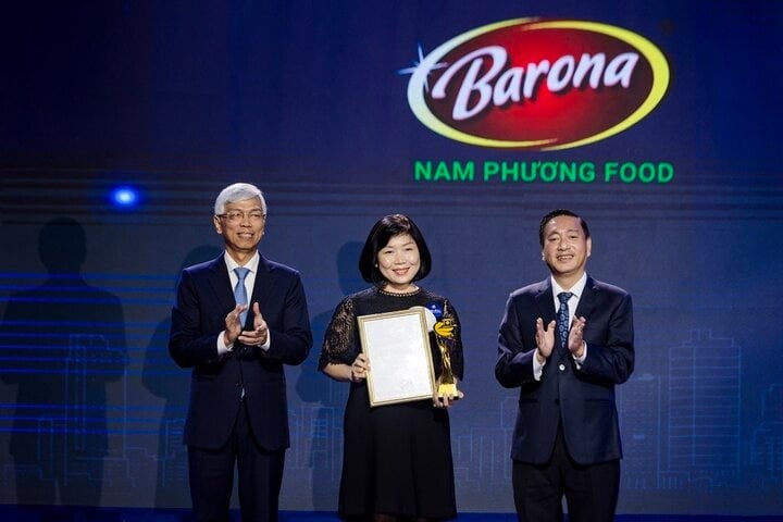 Ms. Nguyen Thi Thanh Truc - Marketing Director represented to receive the Ho Chi Minh City Golden Brand Award 2023.