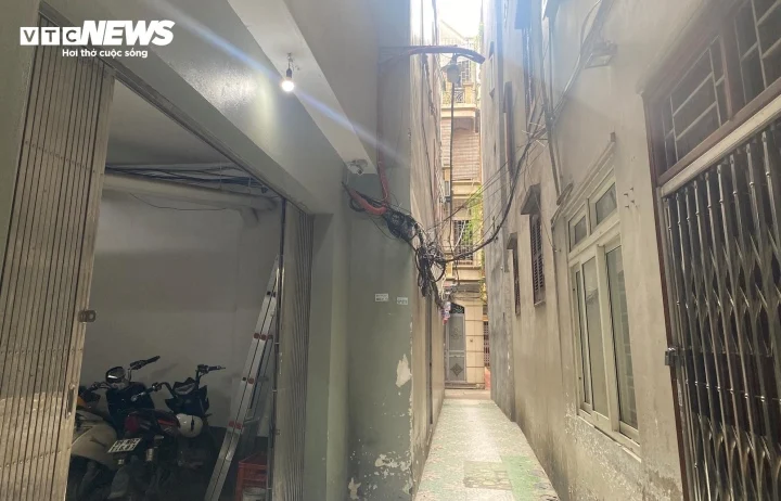 Many mini apartments are located deep in alleys and do not meet fire safety requirements. (Photo: Cong Hieu).