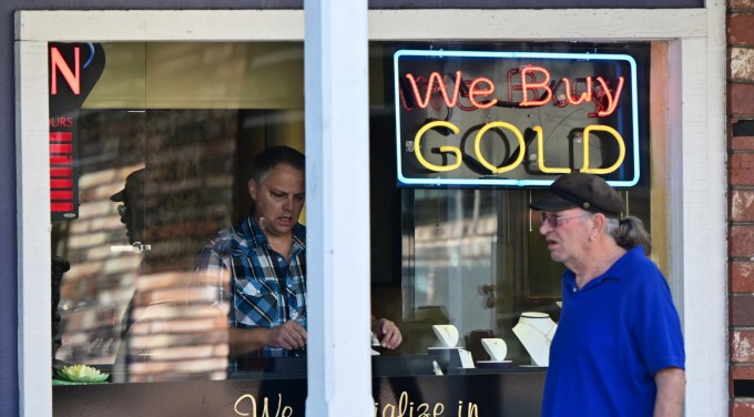 Una tienda de oro en Placerville el 28 de abril. Foto: AFP