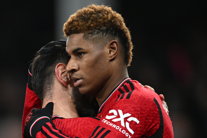 Rashford hugs Fernandes to celebrate after scoring a penalty in Man Utd's 3-0 win over Everton in the Premier League on November 26. Photo: AFP