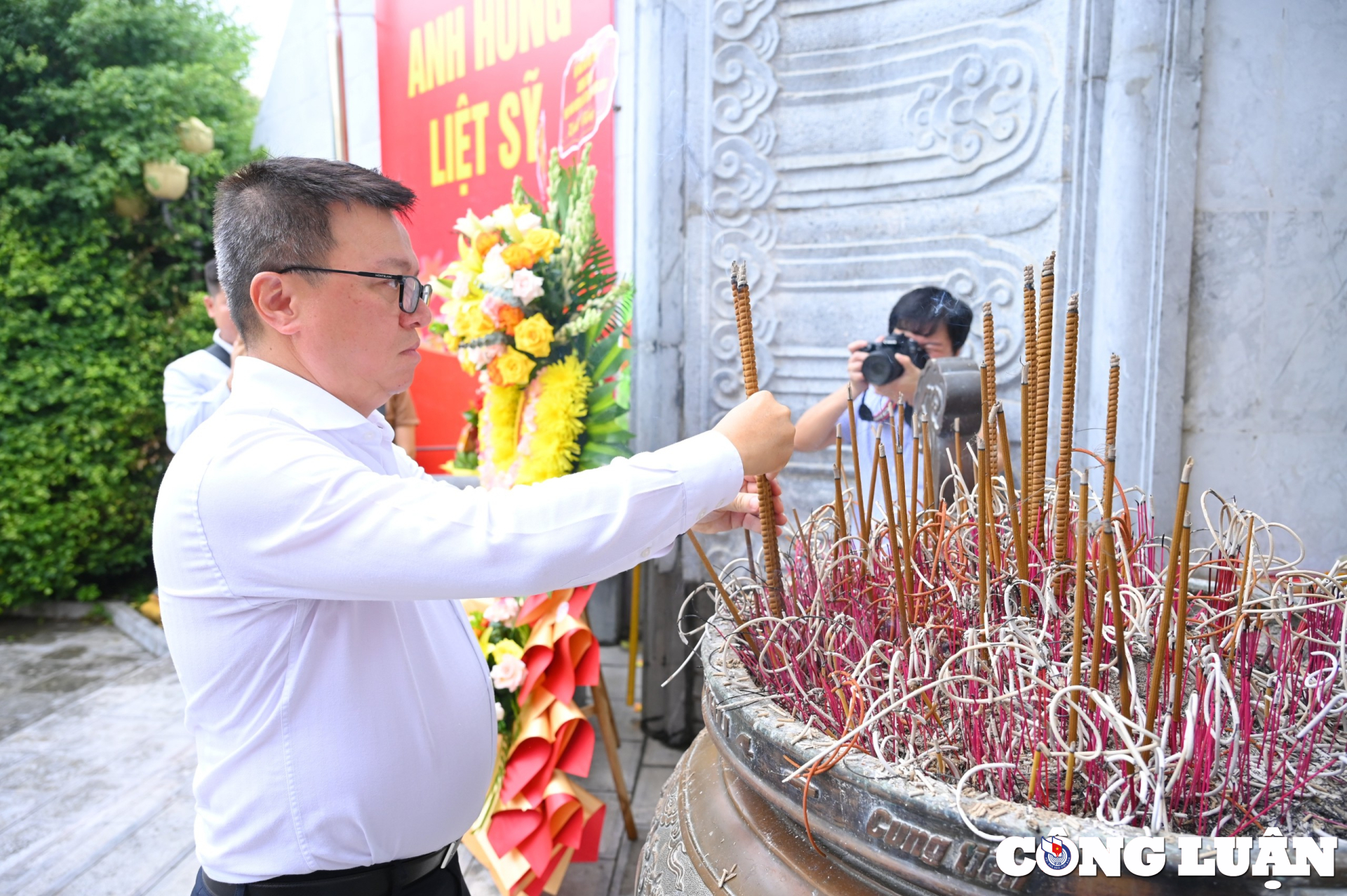 lanh dao hoi nha bao viet nam dang hoa dang huong tuong niem chu tich ho chi minh va cac anh hung liet si tai nghe an hinh 5