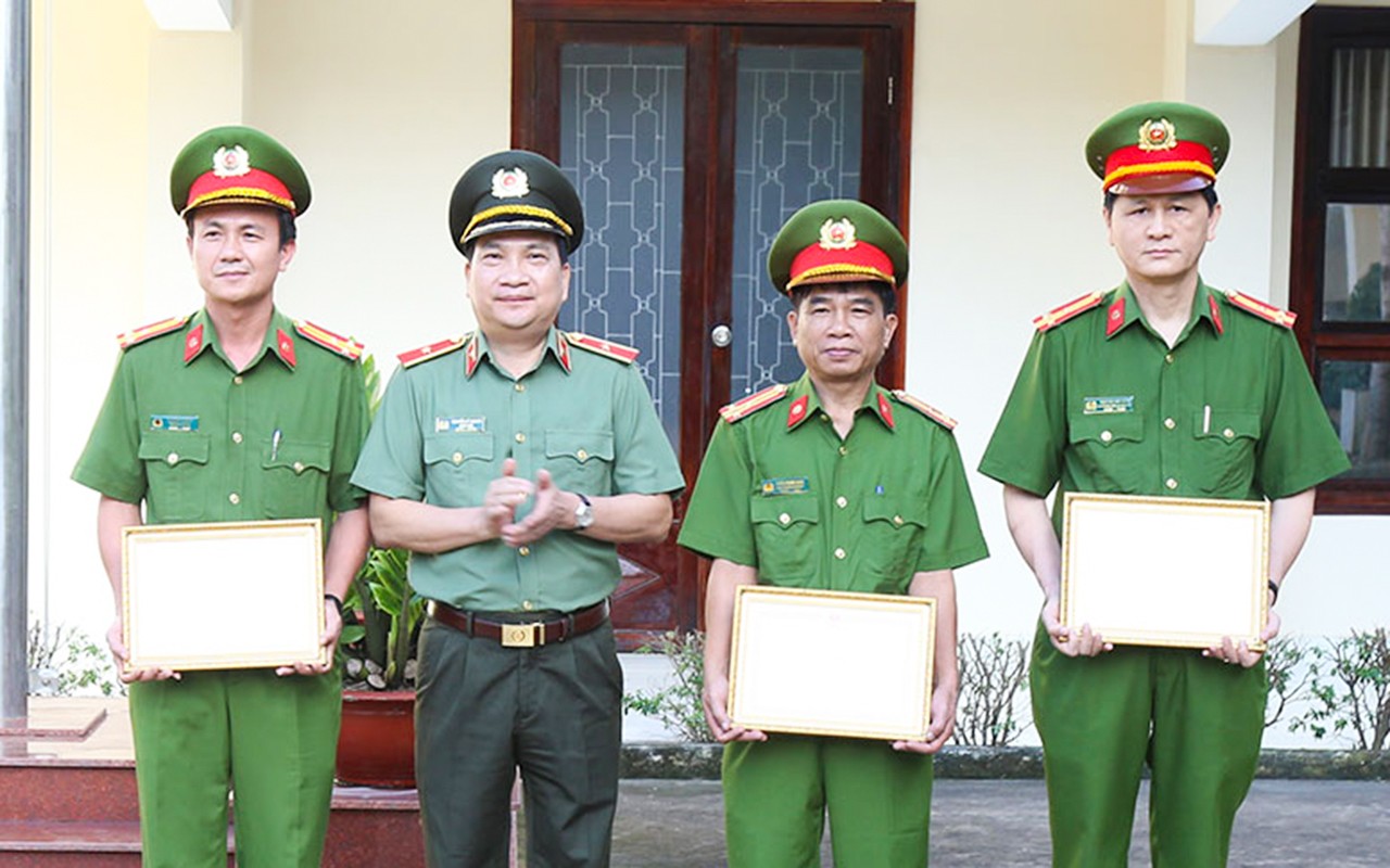 ព្រឹត្តិការណ៍ - Dong Nai: ផ្តល់រង្វាន់ដល់សមូហភាពដែលបានស៊ើបអង្កេតនិងបំភ្លឺករណីឃាតកម្ម