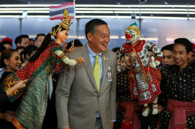 Premierminister Srettha Thavisin posiert am 25. September 2023 am Flughafen in Bangkok mit traditionellen thailändischen Puppen während einer Begrüßungszeremonie für die erste Gruppe chinesischer Besucher im Rahmen des fünfmonatigen Visumbefreiungsprogramms. Foto: Reuters