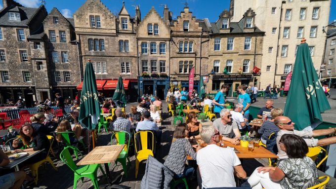 Du khách ăn uống ở ngoài trời tại Edinburgh, Scotland. Ảnh: Alamy